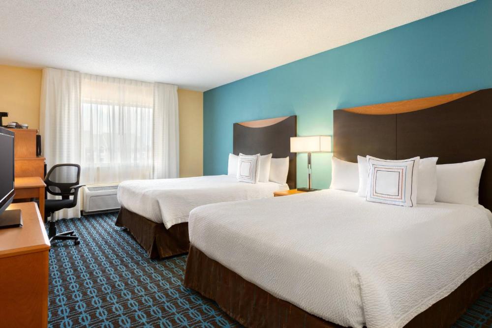 Queen Room with Two Queen Beds - Hearing Accessible interior